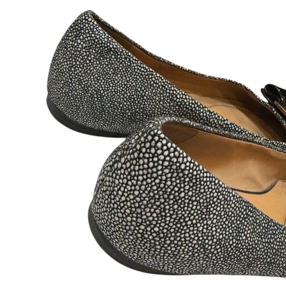 Salvatore Ferragamo Vara Bow Flats 7B – Stingray-Print Leather & Patent Cap Toe - Picture 6 of 16